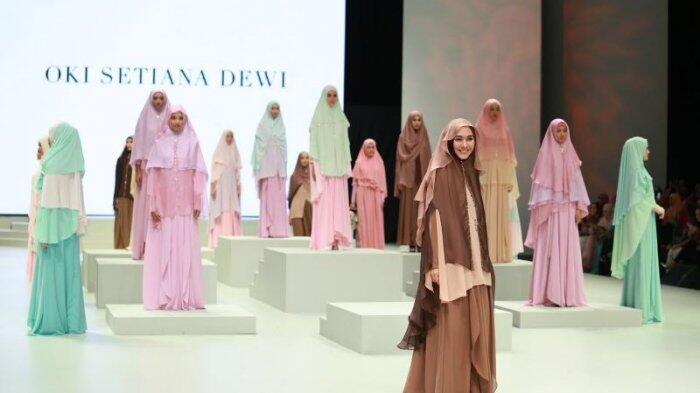 Koleksi Busana Oki Setiana Dewi Ini Bisa Jadi Pilihan Tampil Syar'i Tanpa Monoton