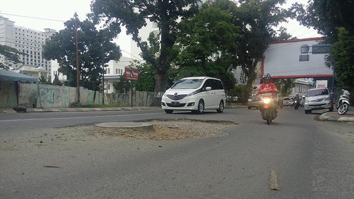Jalan Nasional Seribu Lubang yang Pernah Menewaskan Sophan Sophian