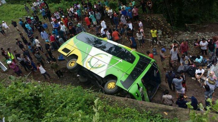 Dua Orang Tewas Setelah Sebuah Minibus Terjun ke Sungai di Polewali