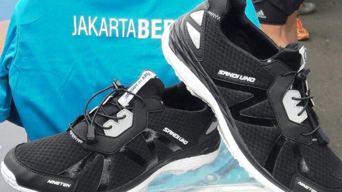 Sandiaga Uno Lelang Sepatu Pemberian Anindya Bakrie