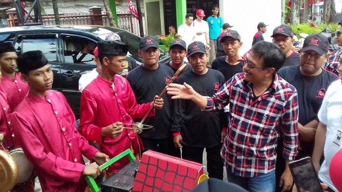 Relawan Tertawa Dengarkan Suara Djarot yang Nyaris 'Habis'