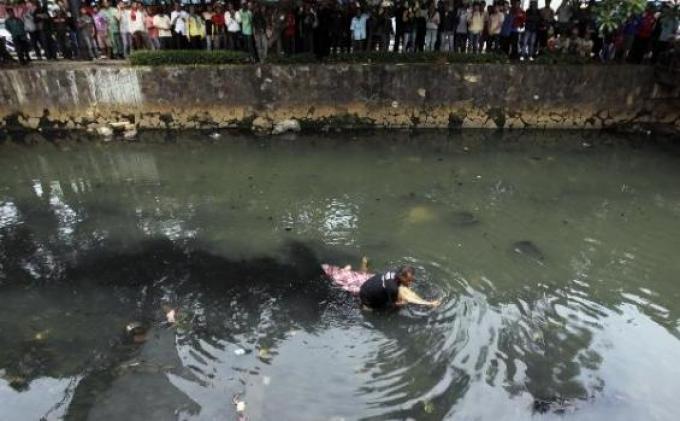 Mayat Perempuan Tanpa Identitas Membusuk di Sungai Kecil Maros