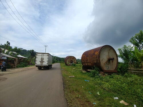 Bingung Kan  Bagaimana Ban Ini Membungkus Pohon di 