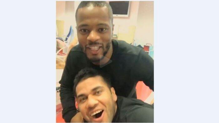 Dani Alves Rekam Momen Perpisahan Evra dengan Juventus