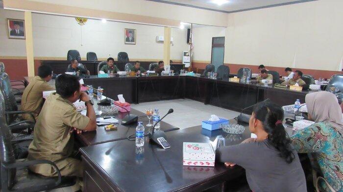 Bersengketa dengan Pemkab, Warga Datangi DPRD Kabupaten Kayong Utara