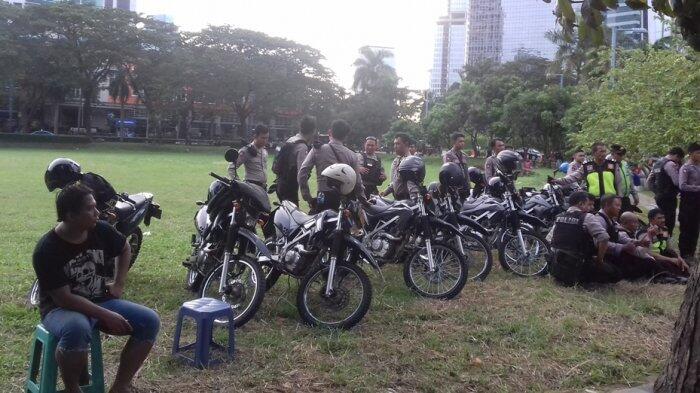 Puluhan Polisi Pengurai Massa Jaga Rumah SBY yang Digeruduk Mahasiswa