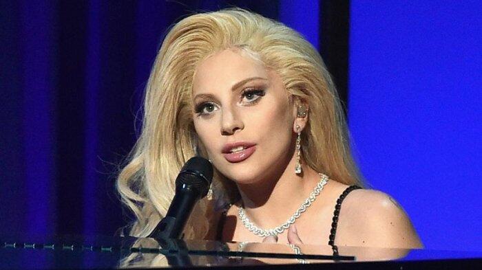 Lady Gaga Nyanyi di Super Bowl sambil Sisipi Protes Trump