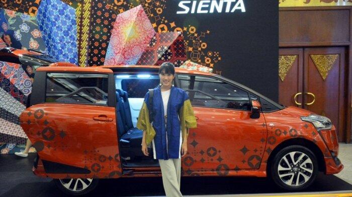 Toyota Sienta Ikutan Mejeng di Indonesia Fashion Week
