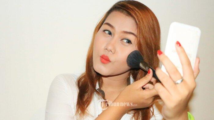 Trik Menyapukan Blush On Agar Pipi Tampak Tirus