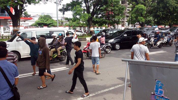 Sopir Angkot Sweeping Kendaraan Penumpang di Jalan AP Pettarani Makassar
