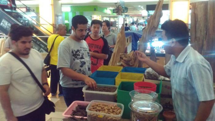 Batik Tradisional dan Kerajinan Kayu Gaharu Pancing Minat Turis Timur Tengah