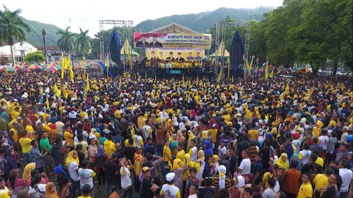 Puluhan Ribu Pendukung Petahana Gorontalo Penuhi Lapangan Taruna