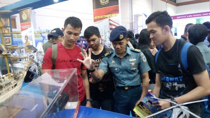 Masyarakat Antusias Kunjungi Stan TNI AL