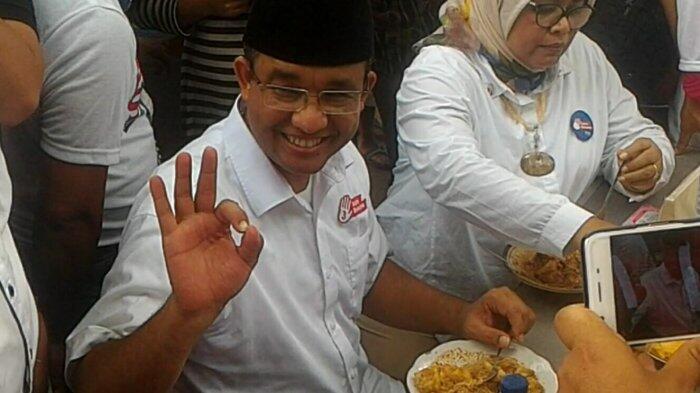 Seusai Orasi, Anies dan Istri Memilih untuk Makan Ketoprak
