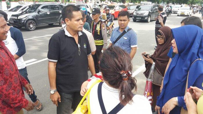 Diminta Turun Paksa Sopir Angkot yang Demo, Penumpang Kebingungan