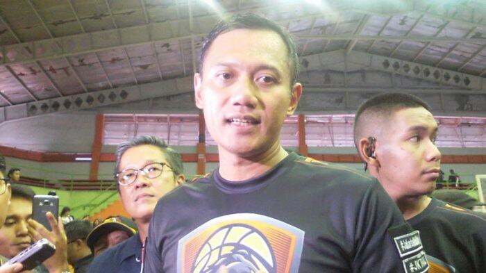 Dikabarkan Bagikan Jam Tangan, AHY Bantah Sambil Tunjukan Gelang Hitam di Tangan