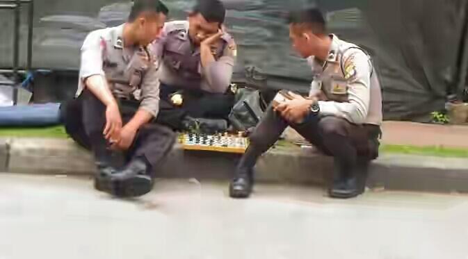 Demonstran Sidang Ahok Sibuk Orasi, Polisi Santai Main Catur