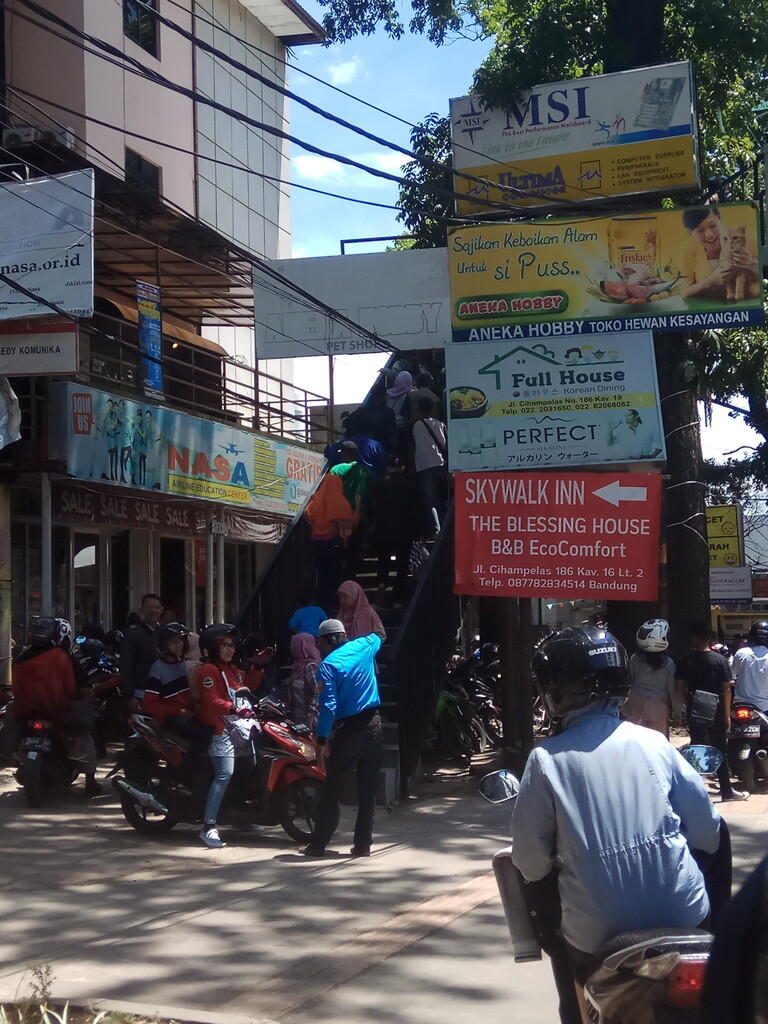 Di tempat ini banyak dikunjungi warga bandung setelah di resmikan oleh walikota