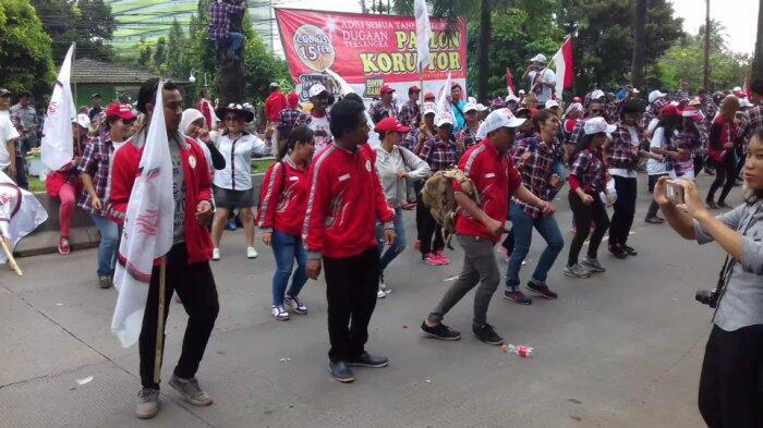 Jelang Siang, Pendukung Ahok Goyang Poco-Poco Saat Sidang Berlangsung