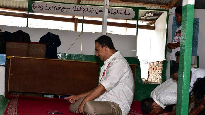 Anies Sempatkan Diri Salat Sunah di Masjid Kampung Akuarium