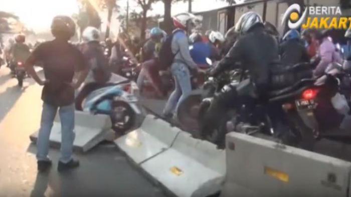 Truk Hantam Separator Busway di Semanggi