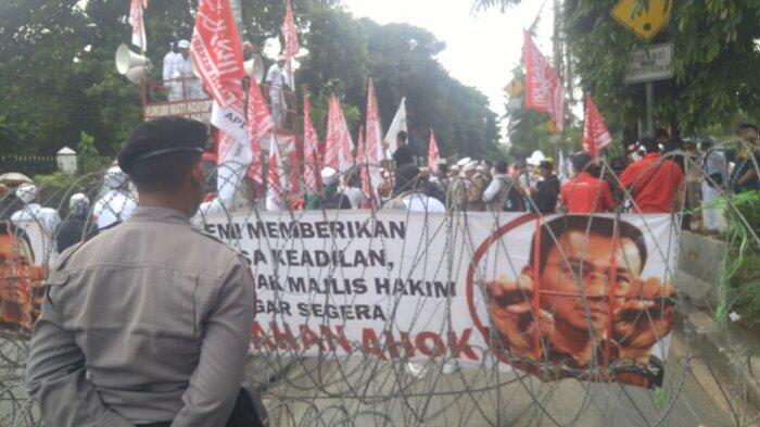 Tempat Aksi Dipisah, Warga: Enakan di Tempat Pendukung Ahok Ya, Musik Terus