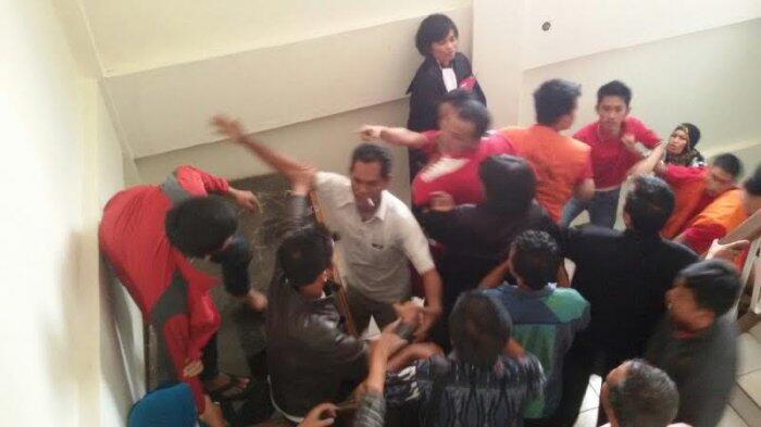 Terdakwa dan Keluarga Korban Kasus Pemerkosaan Adu Jotos di Pengadilan