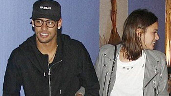 Neymar Gandeng Pacar Nonton Film Jelang Barcelona Lawan Atletico Madrid