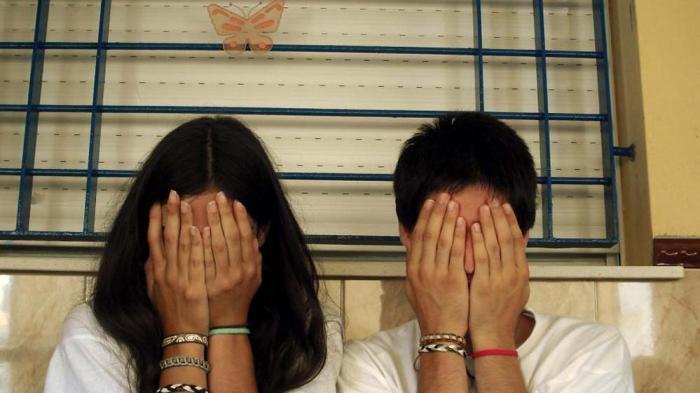 Lagi Bermesraan di Dalam Kamar, Pasangan Mesum Ini Digrebek Adiknya