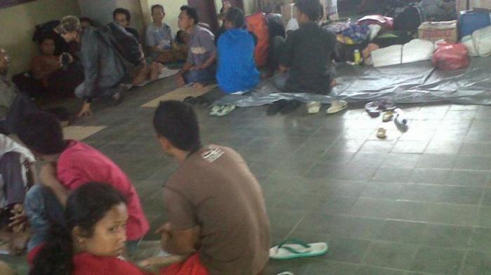 Cuaca Ekstrim dan Ombak Tinggi, Calon Penumpang Kapal Terlantar di Sumenep