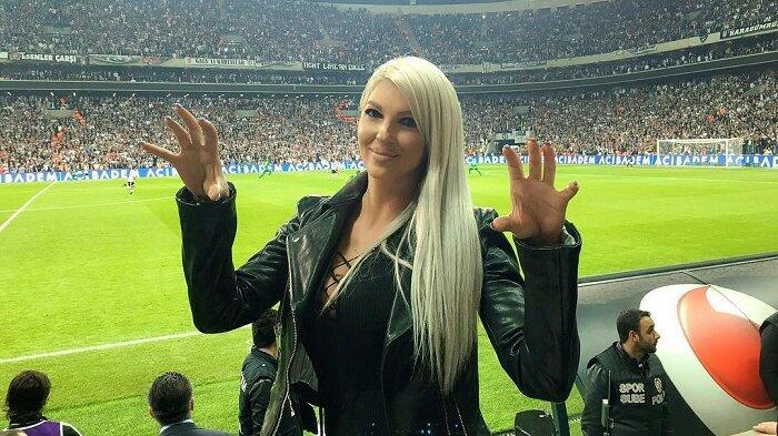 Van Persie Diamuk Istri Pemain Lawan