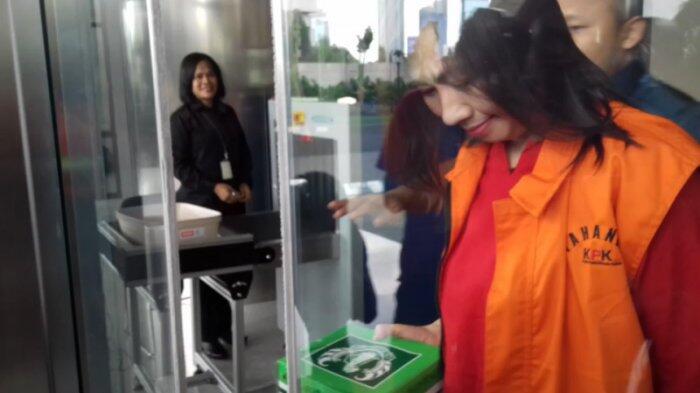 Ogah Komentari Pemeriksaan, NG Fenny Pilih Tebar Senyum