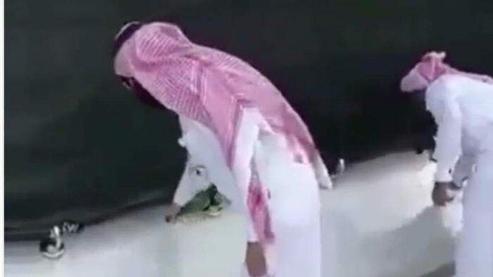 Ka'bah Digosok Bersih Usai Pria Hendak Bakar Diri