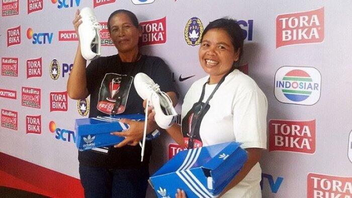 Hasyim Kipuw Hadiahi Dua Petugas Kebersihan Sepatu Keren