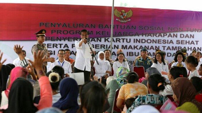 Presiden Serahkan Bansos PKH Untuk Warga Maluku
