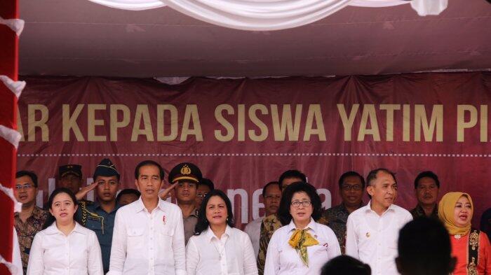 Menko PMK Dampingi Presiden Berikan Bantuan dan Bagikan KIP di Ambon