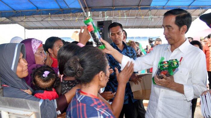 Jokowi Bagikan Makanan Tambahan dan Kartu Indonesia Sehat di Ambon