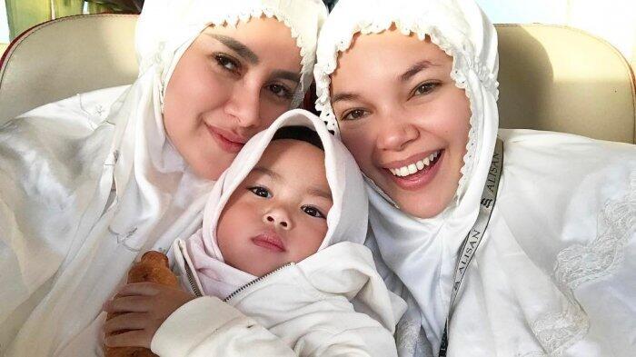 Dewi Sandra Didoakan Seperti Ini Saat Pajang Foto Olla Ramlan Peluk Sang Putri