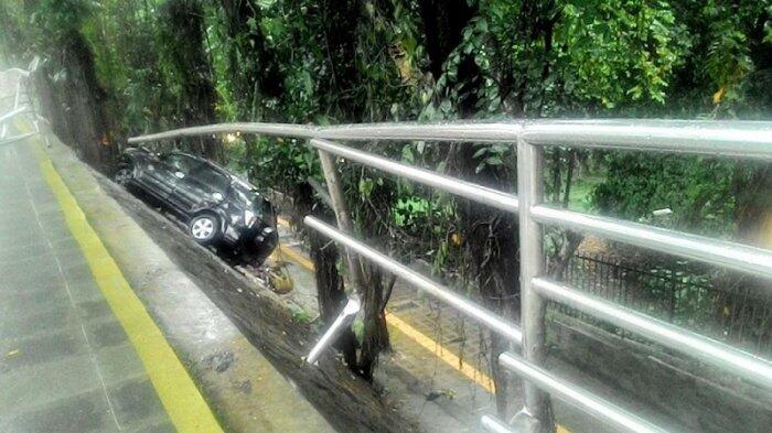 Penyebab Mobil ini Terperosok yang Bikin Merinding