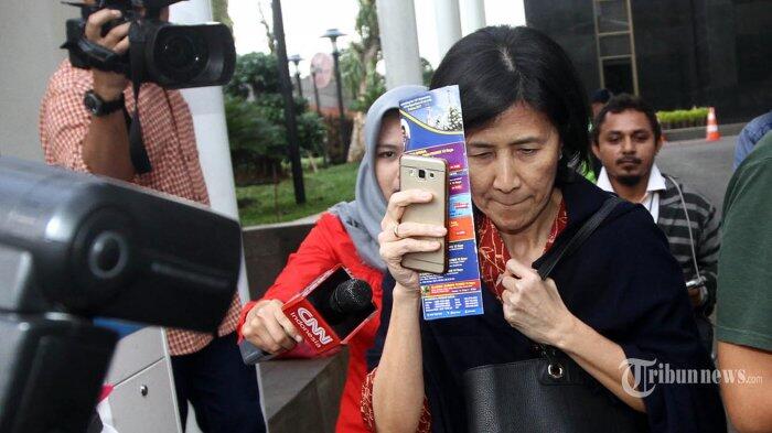Usai Diperiksa KPK, Sallywati Tutupi Muka dengan Majalah