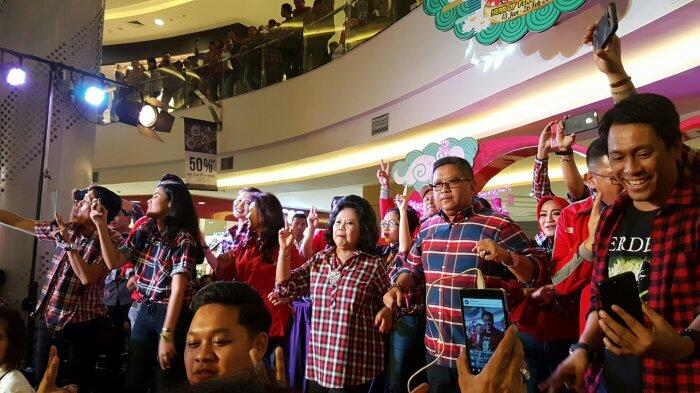 Hasto Ikut Joget Flashmob di Mall Bassura Bareng Ribuan Relawan Ahok-Djarot