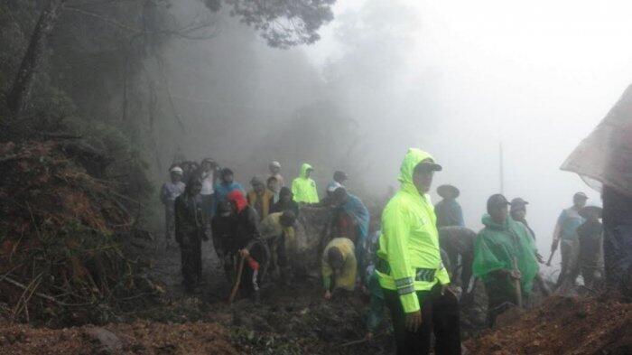 Akses Jalan Raya Penghubung Batang-Purbalingga Sempat Tertimbun Longsor