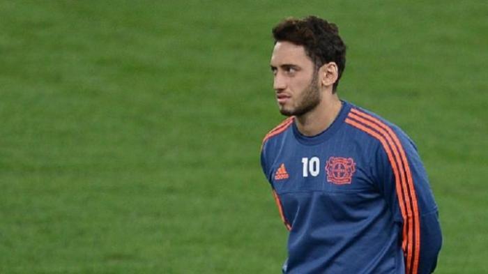 Hakan Calhanoglu Tolak Makan Gaji Buta