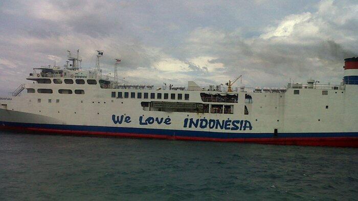 Dihadang Ombak Tinggi, KM Mahkota Nusantara Tertahan di Laut Sawu Selama 22 Jam