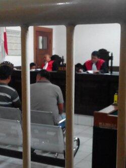 Waduh, Beredar Foto Hakim Tertidur Saat Menyidangkan Guru Korban Pengeroyokan