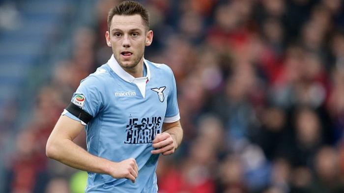 Dua Raksasa Inggris Berebut Bek Lazio