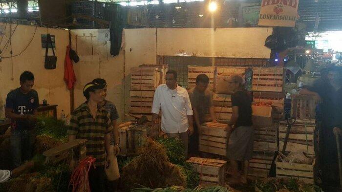 Blusukan di Pasar Kramat Jati Anies Dengar Curhat Pedagang Buah