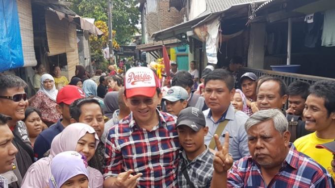 Blusukan di Tegal Alur, Ahok Dapat Topi Persija