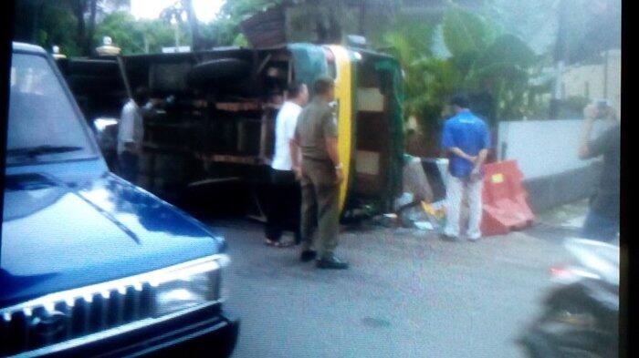 Bus Koantas Jurusan Ciputat-Tanah Abang Terguling