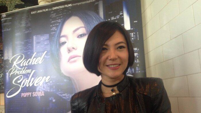 Poppy Sovia Gemar Pakai Kalung Choker Demi Tutupi Guratan di Lehernya